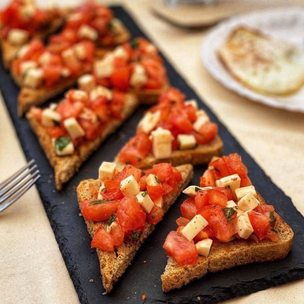 Bruschete cu Roșii, Masline și Usturoi